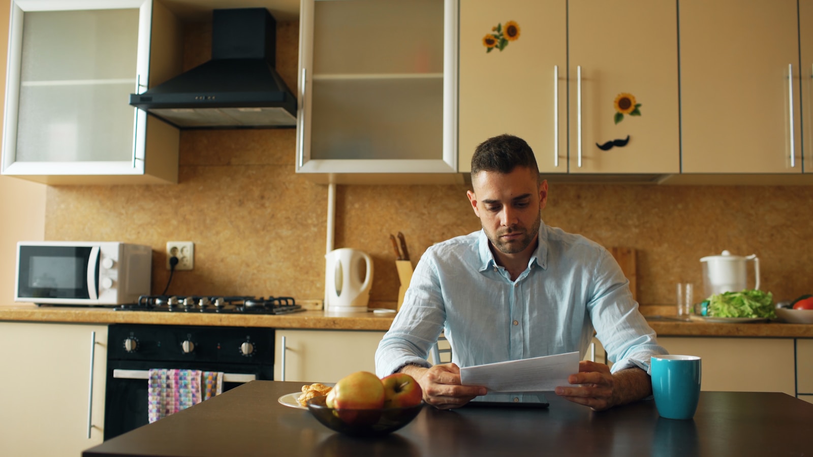 Pessoa analisando atentamente uma comunicação financeira em casa